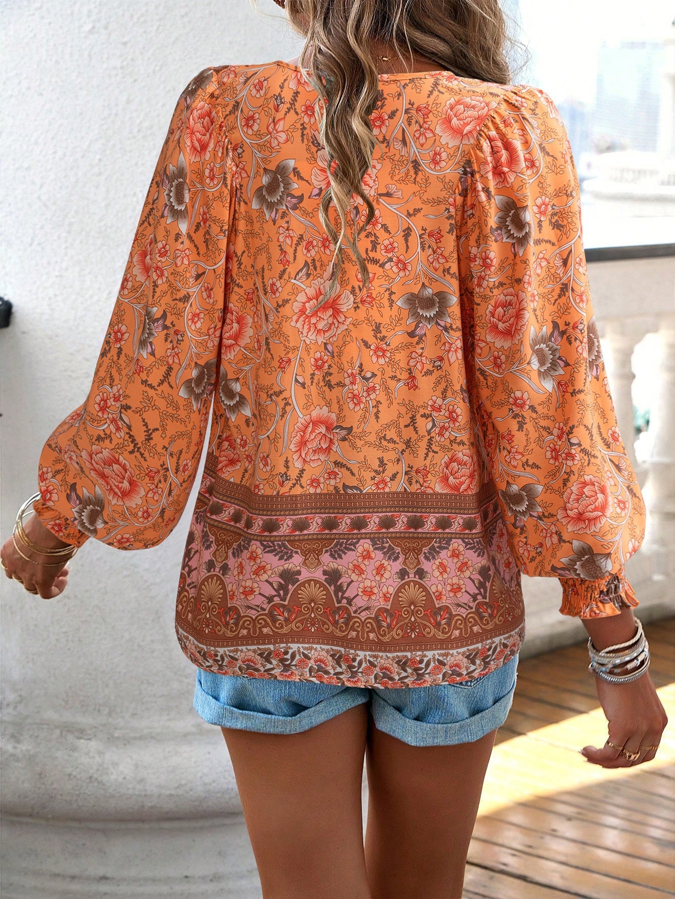 Blusa da donna con stampa floreale boho e nodo al collo