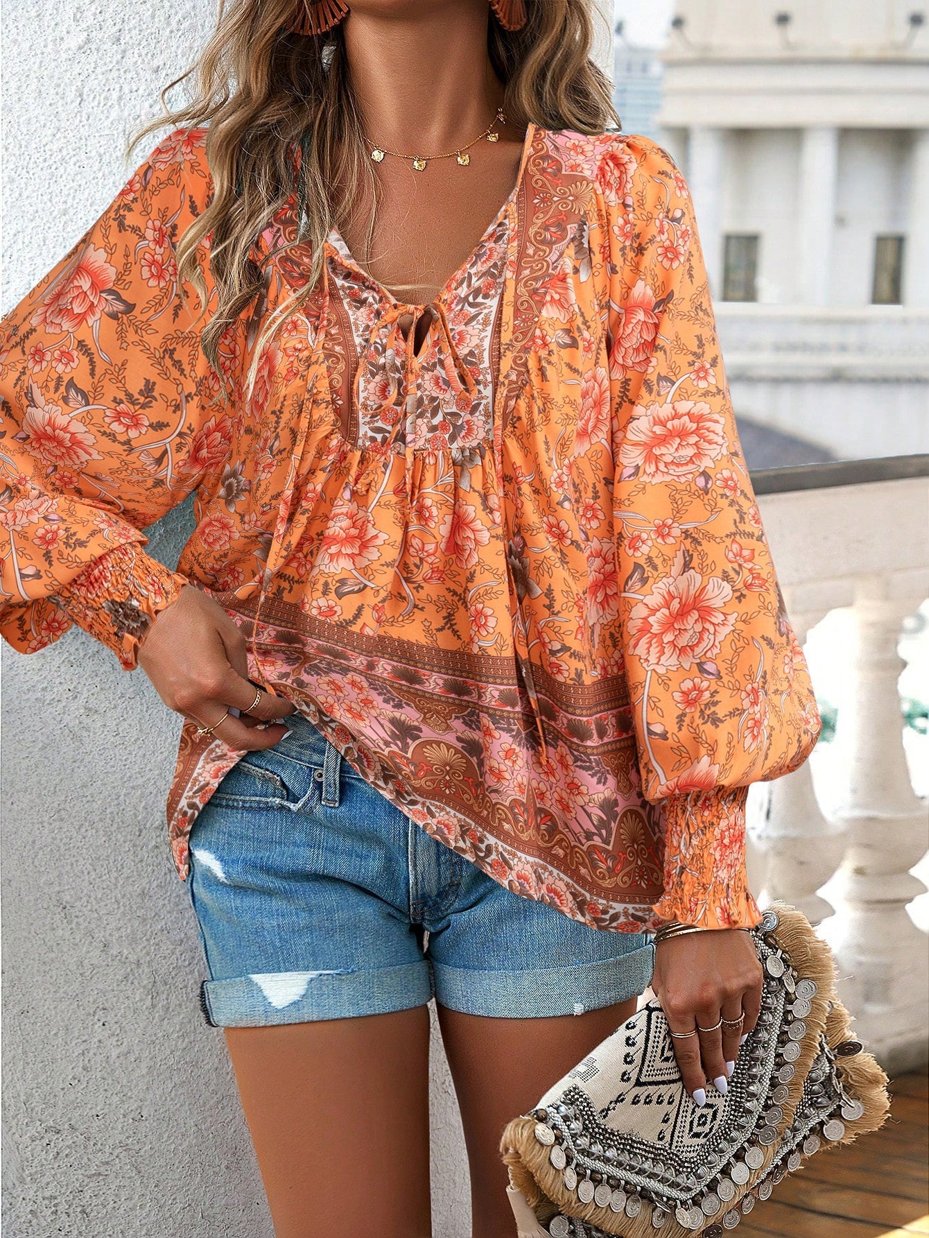 Blusa da donna con stampa floreale boho e nodo al collo