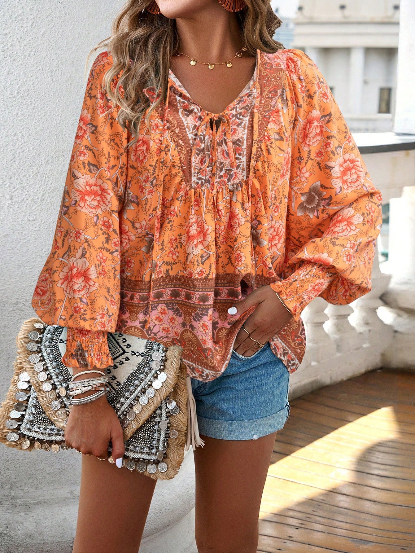 Blusa da donna con stampa floreale boho e nodo al collo