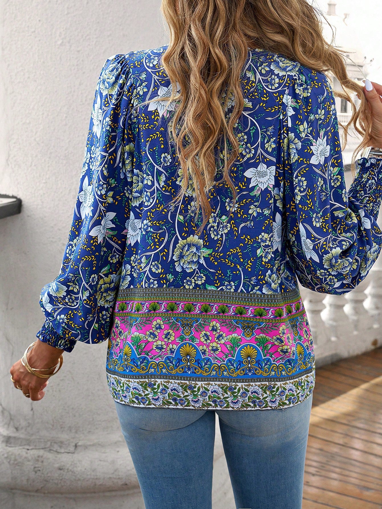 Blusa da donna con stampa floreale boho e nodo al collo