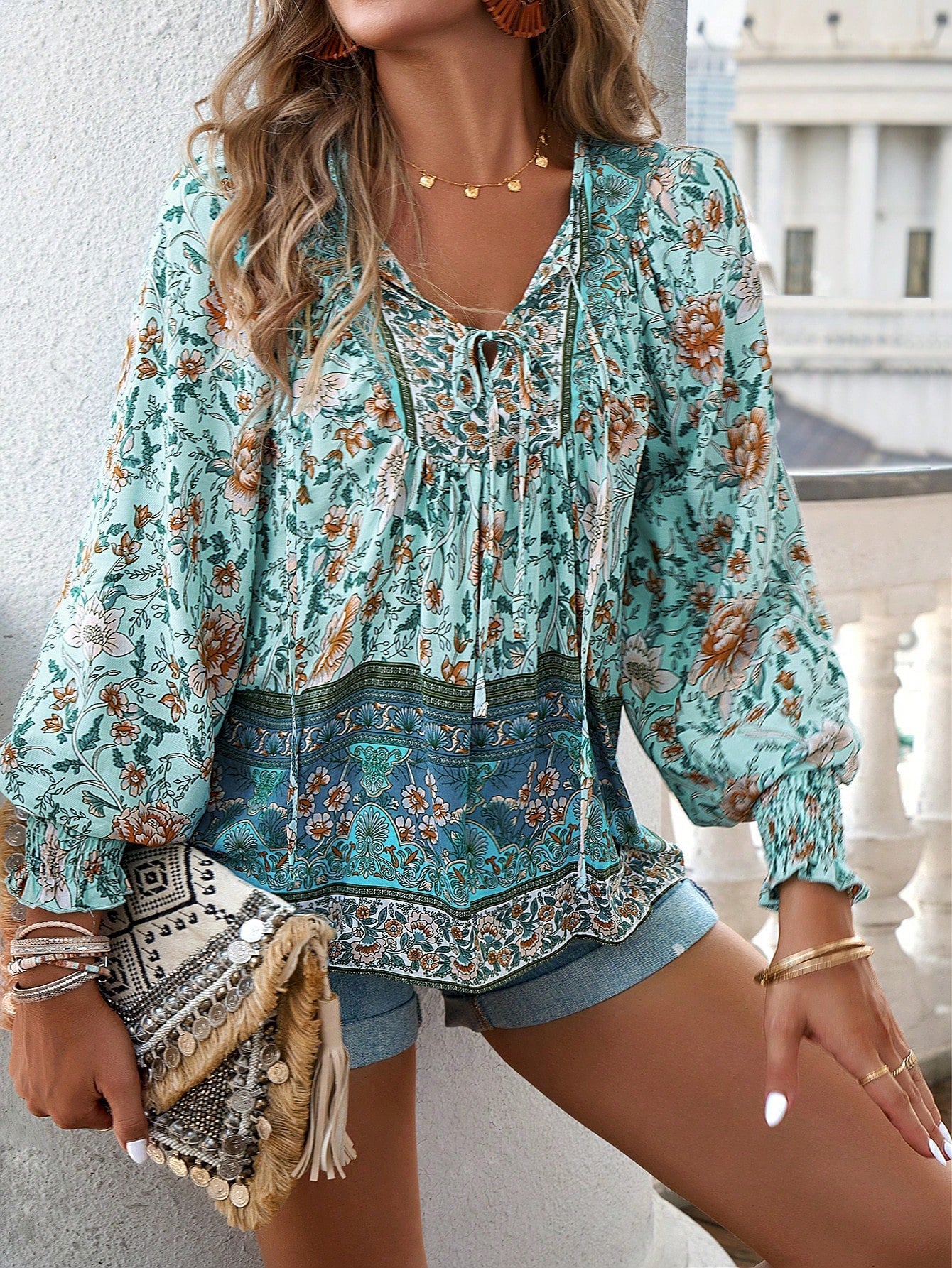 Blusa da donna con stampa floreale boho e nodo al collo
