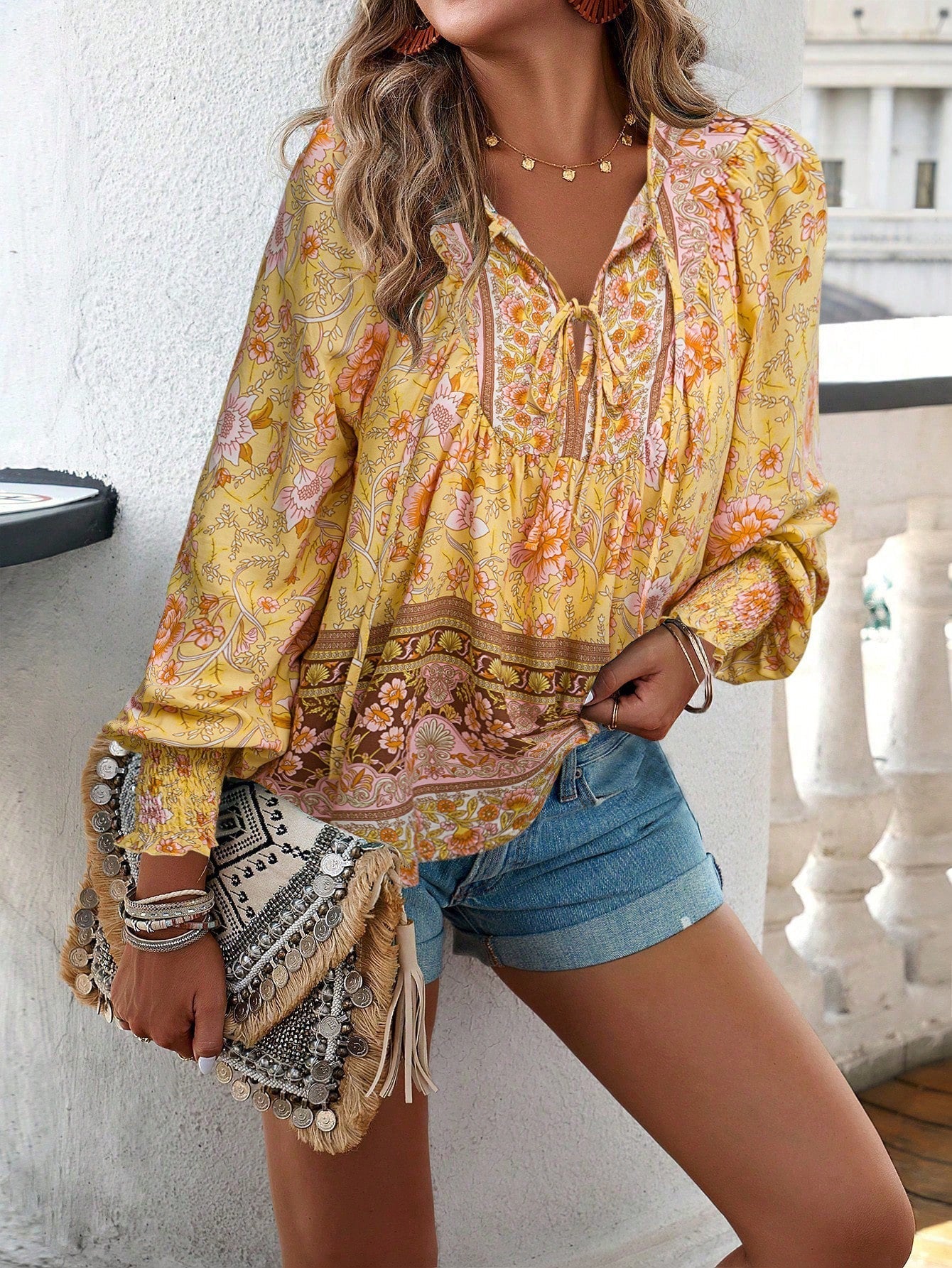 Blusa da donna con stampa floreale boho e nodo al collo