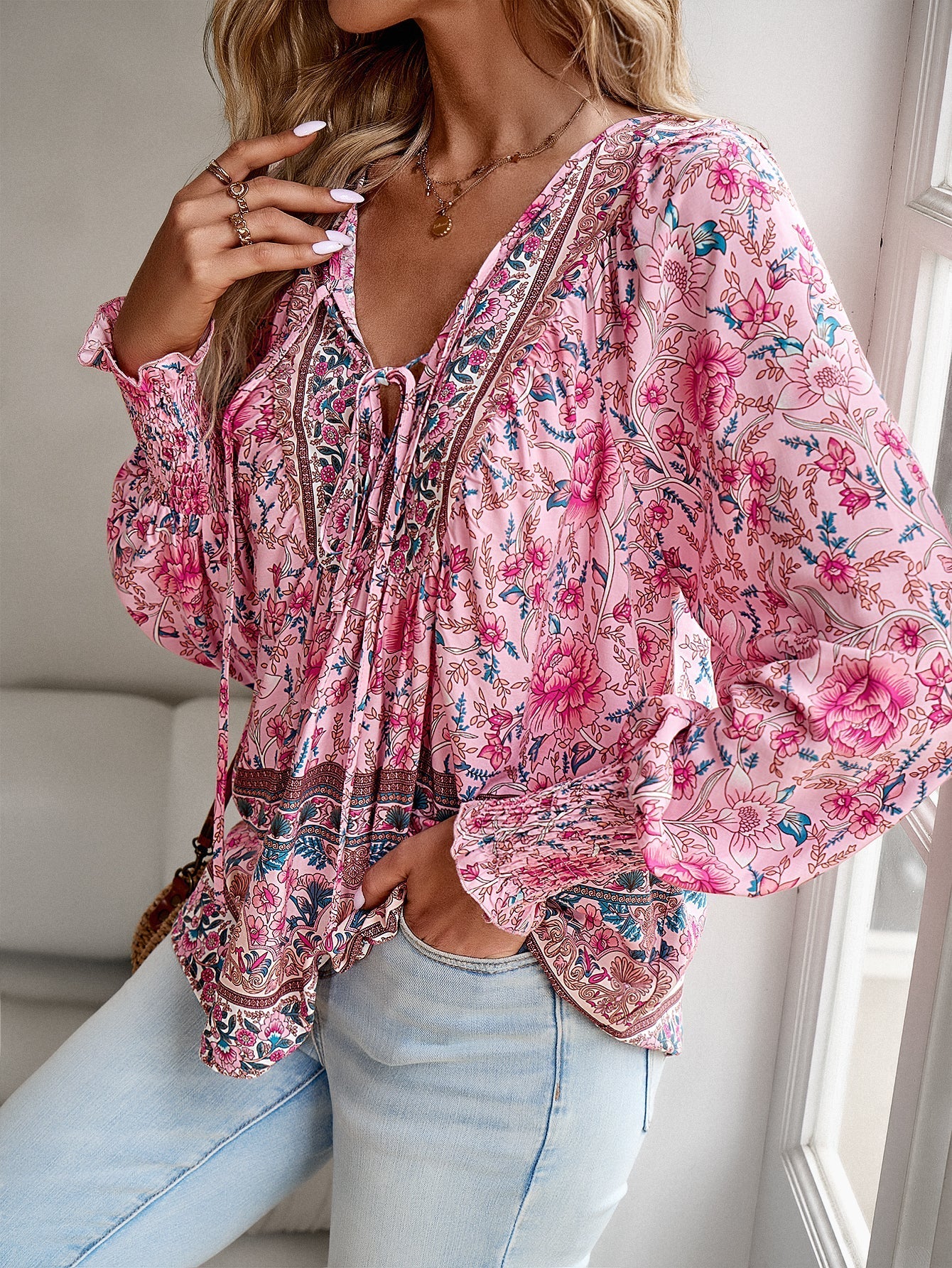 Blusa da donna con stampa floreale boho e nodo al collo