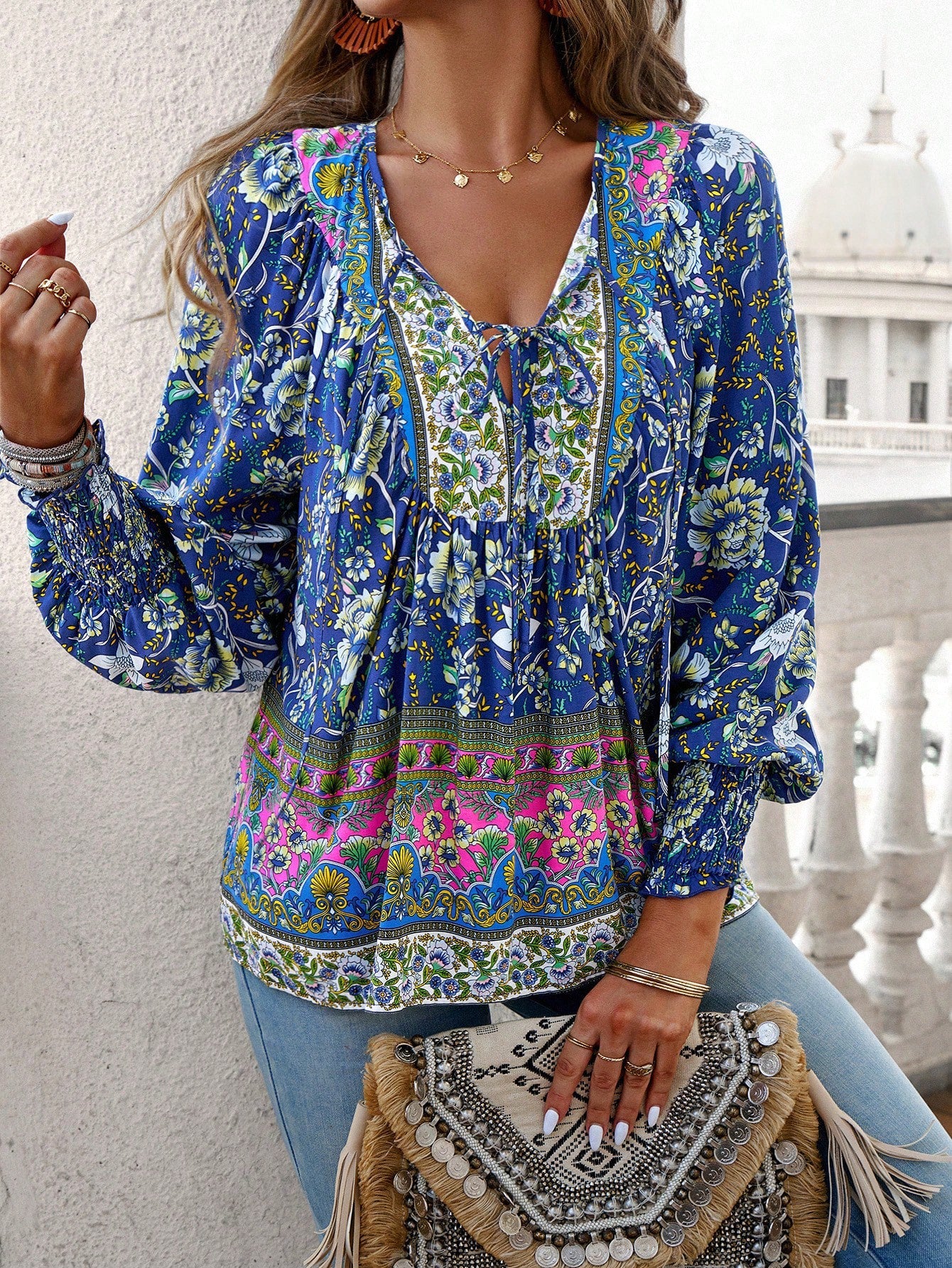 Blusa da donna con stampa floreale boho e nodo al collo