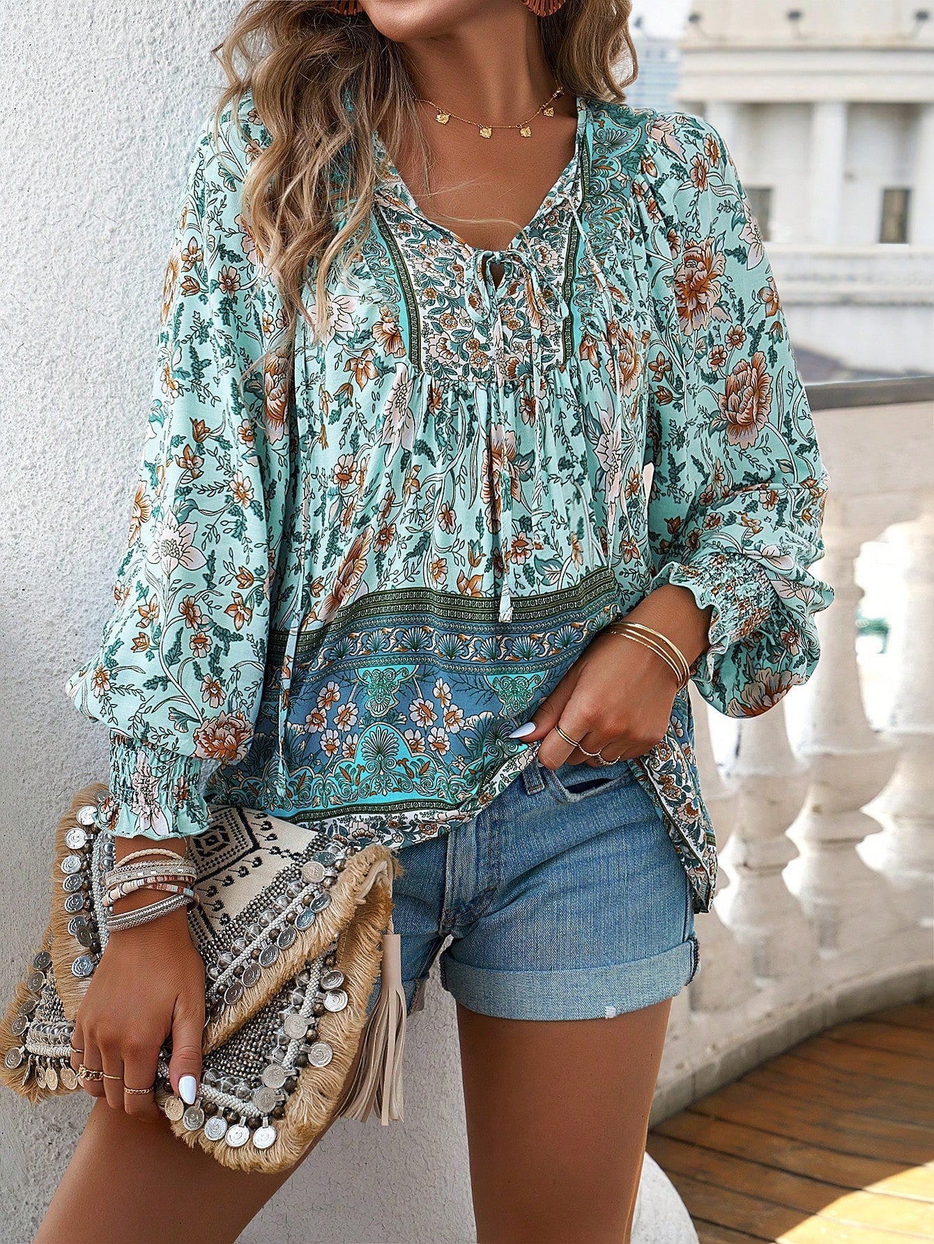 Blusa da donna con stampa floreale boho e nodo al collo