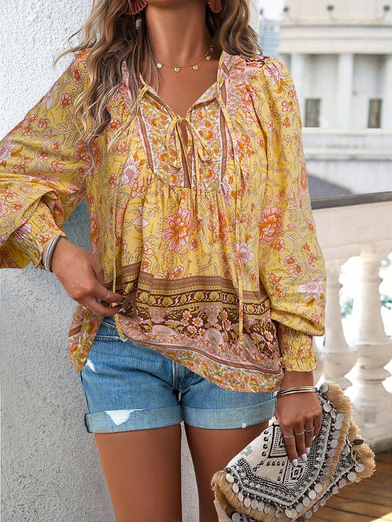 Blusa da donna con stampa floreale boho e nodo al collo