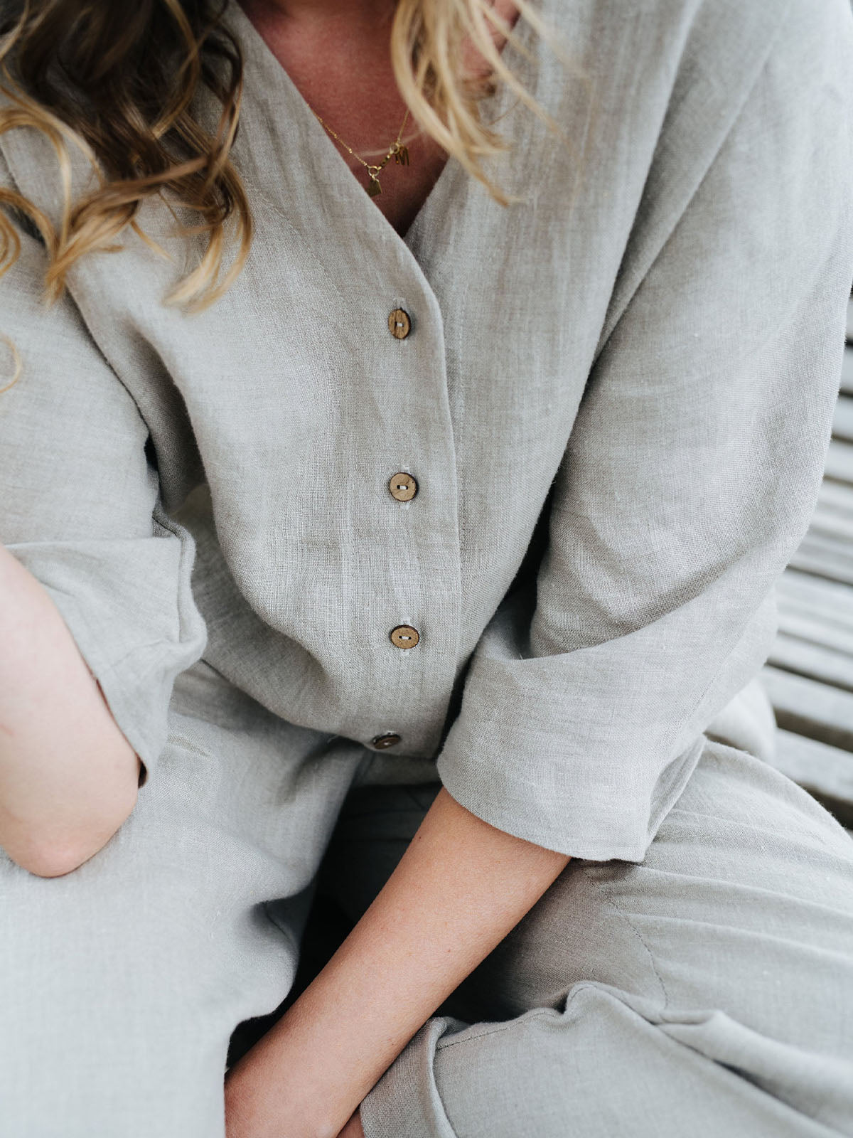 Combinaison femme en coton et lin avec boutons et manches mi-longues et col V