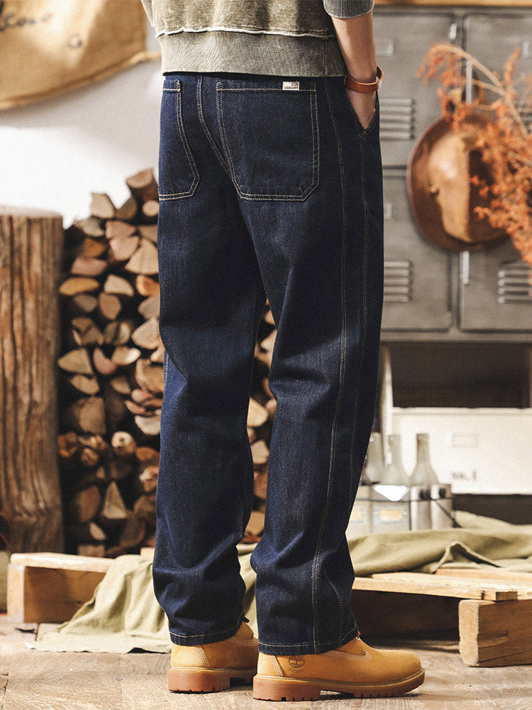 Herrenjeans mit weitem Bein, dunklem Denim und kontrastierenden Nähten im Retro-Stil