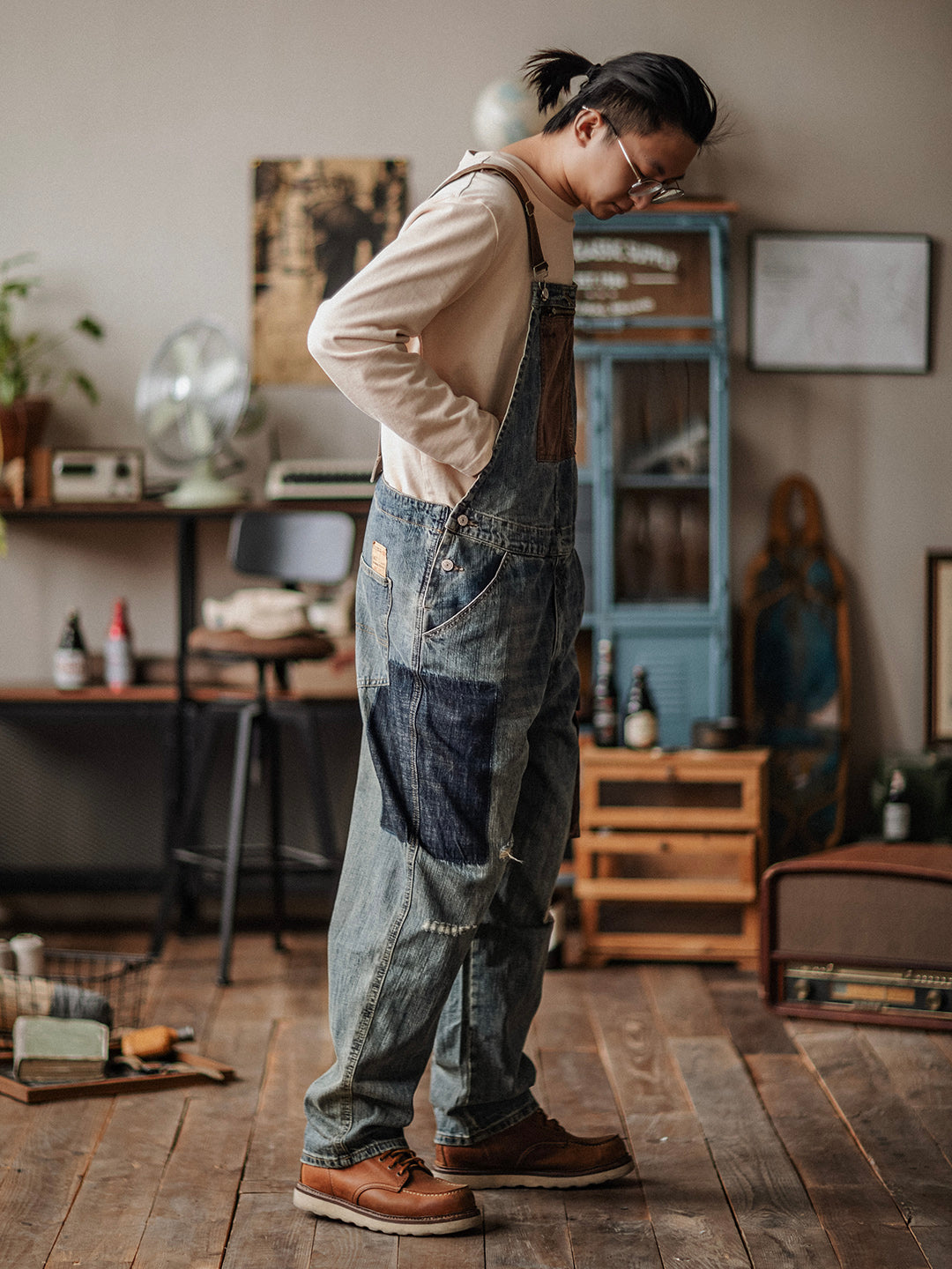 Peto de hombre en denim desgastado en contraste